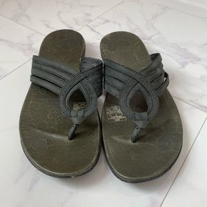 Merrill black leather flip flop